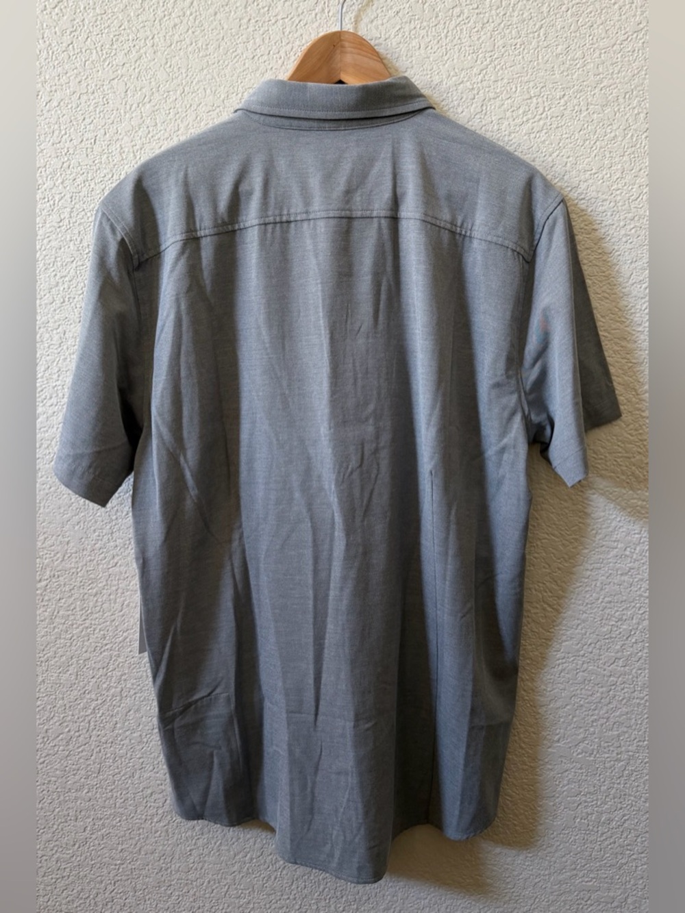 Vuori Men's XL Bishop Short-Sleeve Button-Up Shirt Light Gray V154 -Company Logo - Picture 2 of 16